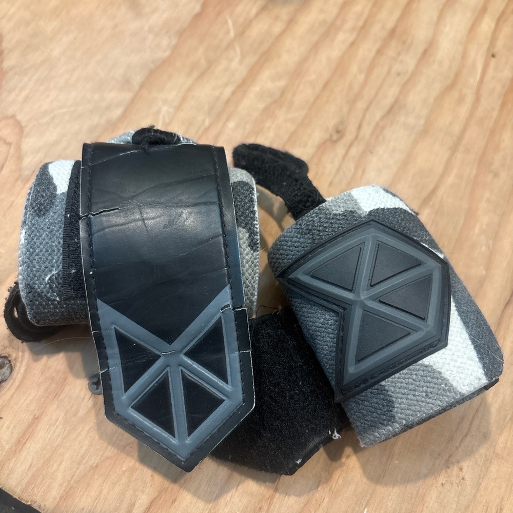 Weightlifting Wrist Wraps / Wrist Supports – Gray & Black – Pair